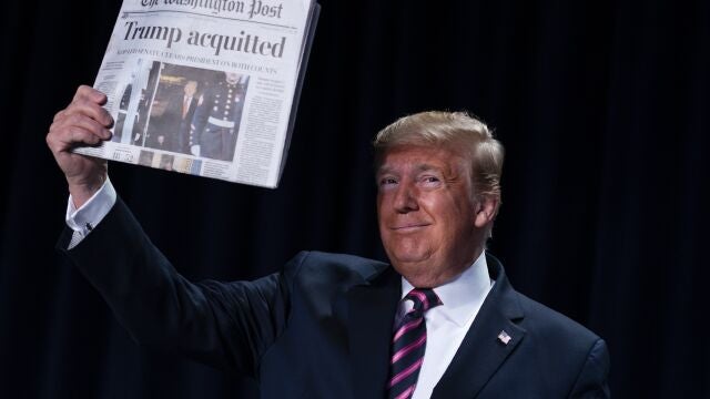 Donald Trump exhibe la portada del "Washington Post", uno de los diarios más críticos con el presidente/Ap