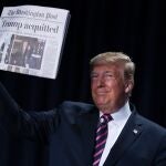 Donald Trump exhibe la portada del "Washington Post", uno de los diarios más críticos con el presidente/Ap