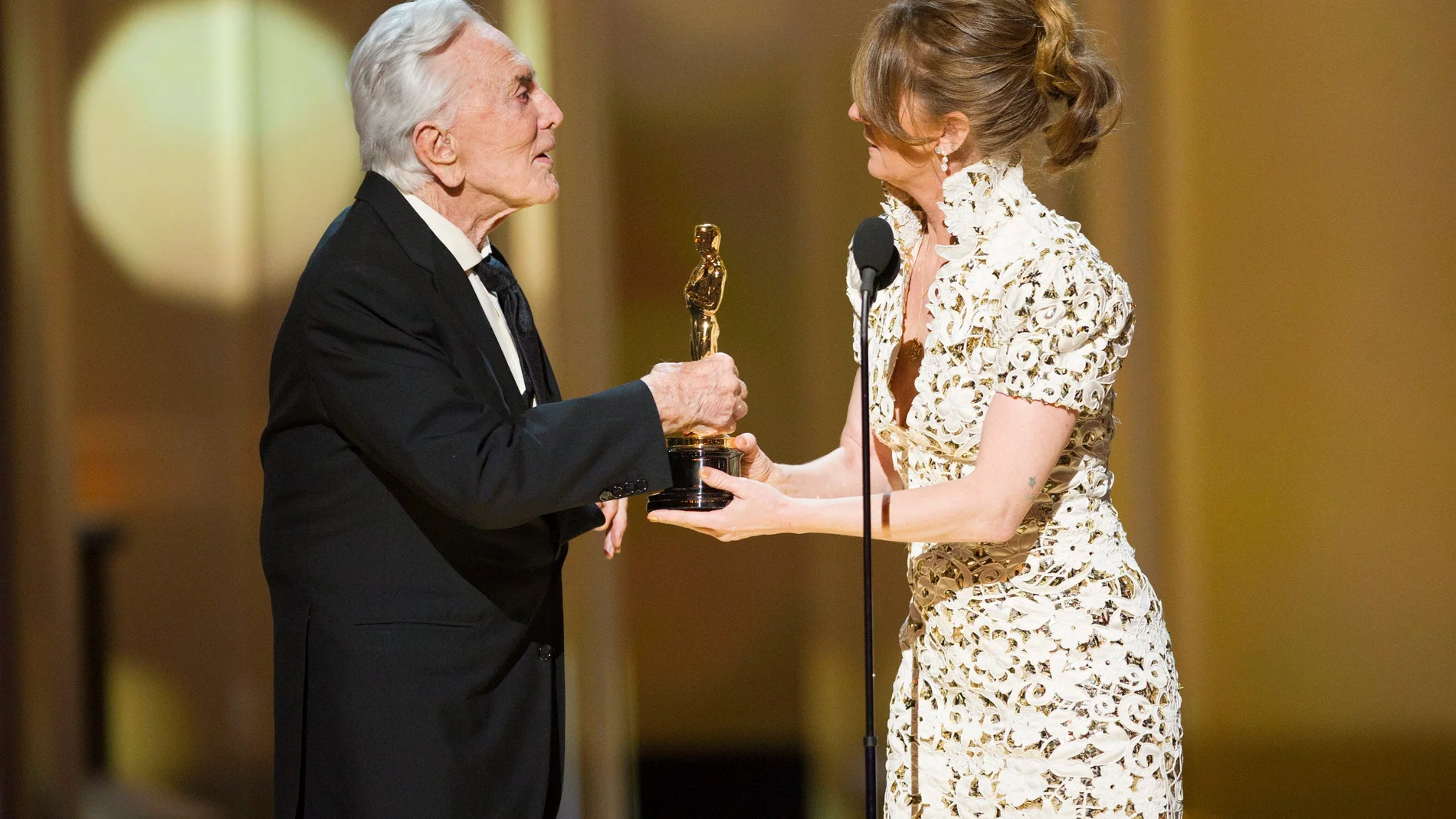 Kirk Douglas recibe el Oscar honorífico de la Academia