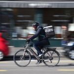 Un repartidor de Uber recorre las calles de Ginebra (Suiza)
