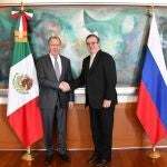 El ministro de Relaciones Exteriores de Rusia, Sergei Lavrov, se da la mano con el ministro de Relaciones Exteriores de México, Marcelo Ebrard,