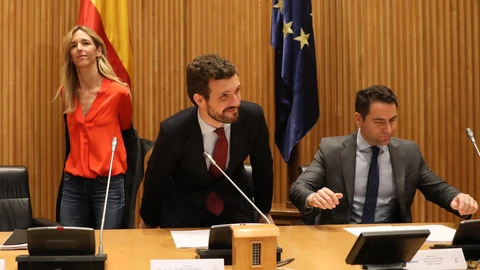El presidente del PP, Pablo Casado, junto a la portavoz, Cayetana Álvarez de Toledo (i), y el secretario general, Teodoro García Egea (d) , al inicio de la reunión del grupo parlamentario popular en el Congreso, la primera desde la apertura de la Cortes el pasado lunes, celebrada este jueves.