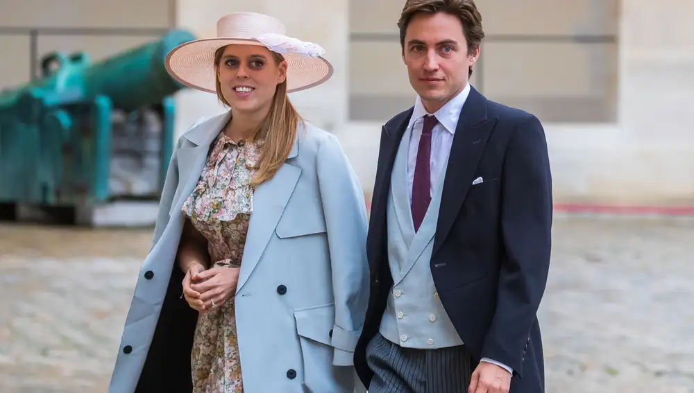 Paris (France).- (FILE) - La princesa Beatriz de York (i) y su prometido, Edoardo Mapelli Mozzi . (Francia, Reino Unido) EFE/EPA/CHRISTOPHE PETIT TESSON *** Local Caption *** 55561153