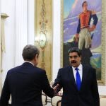 Fotografía cedida por la oficina de prensa de Miraflores donde se observa al presidente de Venezuela, Nicolás Maduro recibir a Zapatero