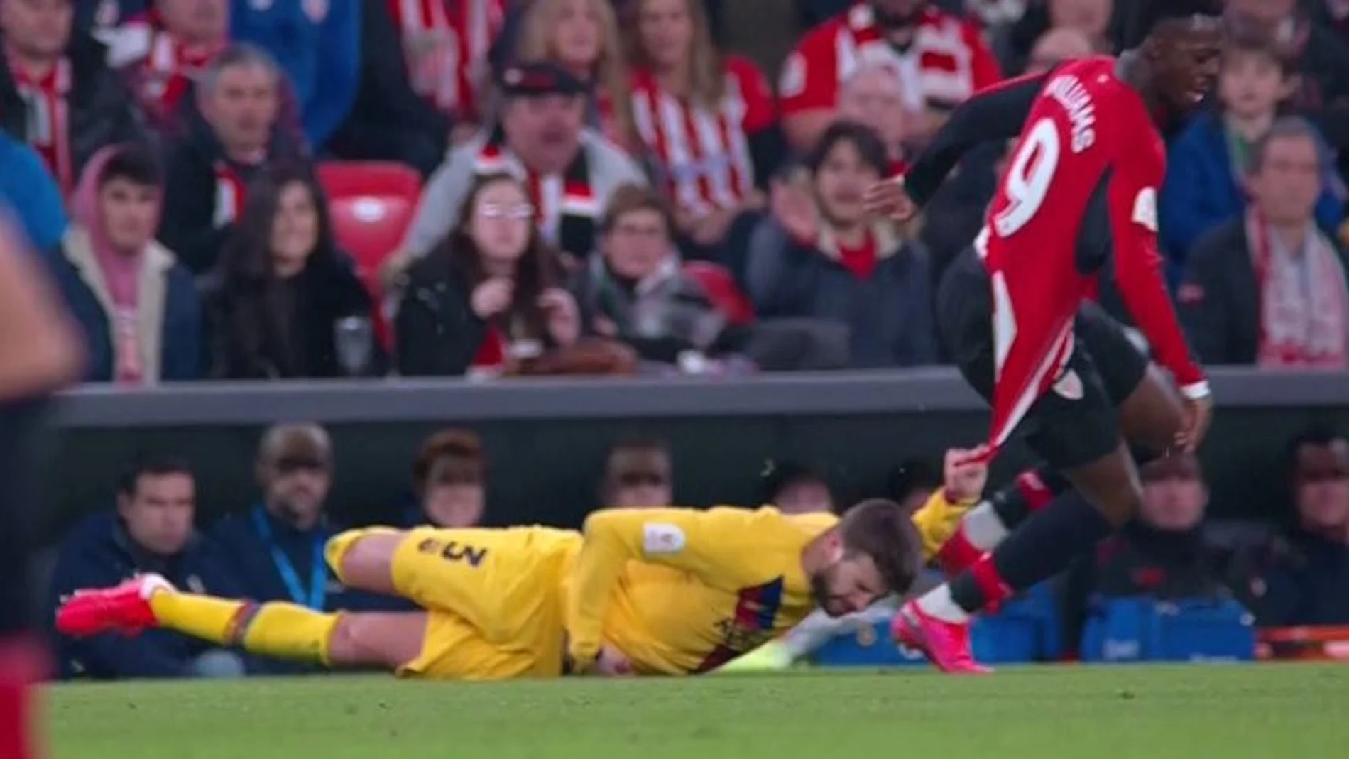 Iñaki Williams superó en velocidad a Piqué, que lo tuvo que agarrar