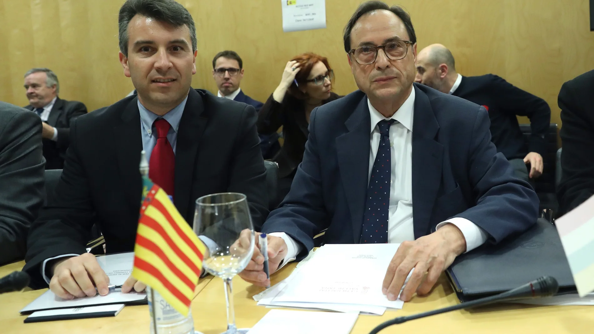 El conseller de Hacienda y Modelo Económico, Vicent Soler, ayer junto al secretario autonómico de Hacienda, Francisco Gamero