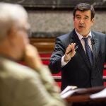 Giner se dirige a Ribó durante un pleno municipal, en una imagen de archivo