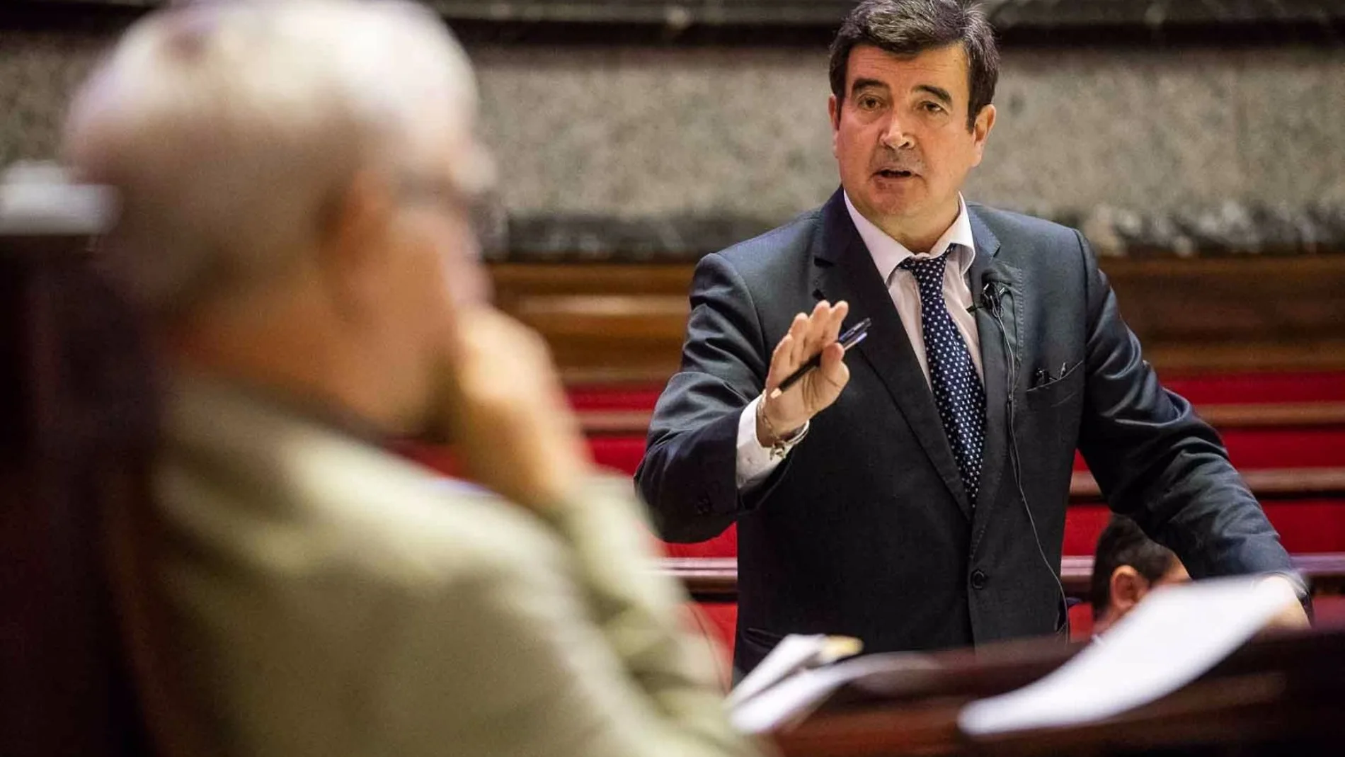 Giner se dirige a Ribó durante un pleno municipal, en una imagen de archivo