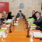 Fotografía facilitada por la GVA de los miembros del Gobierno valenciano durante la reunión del Pleno del Consell que tiene lugar en Xàbia (Alicante).EFE/ Ana Avellana