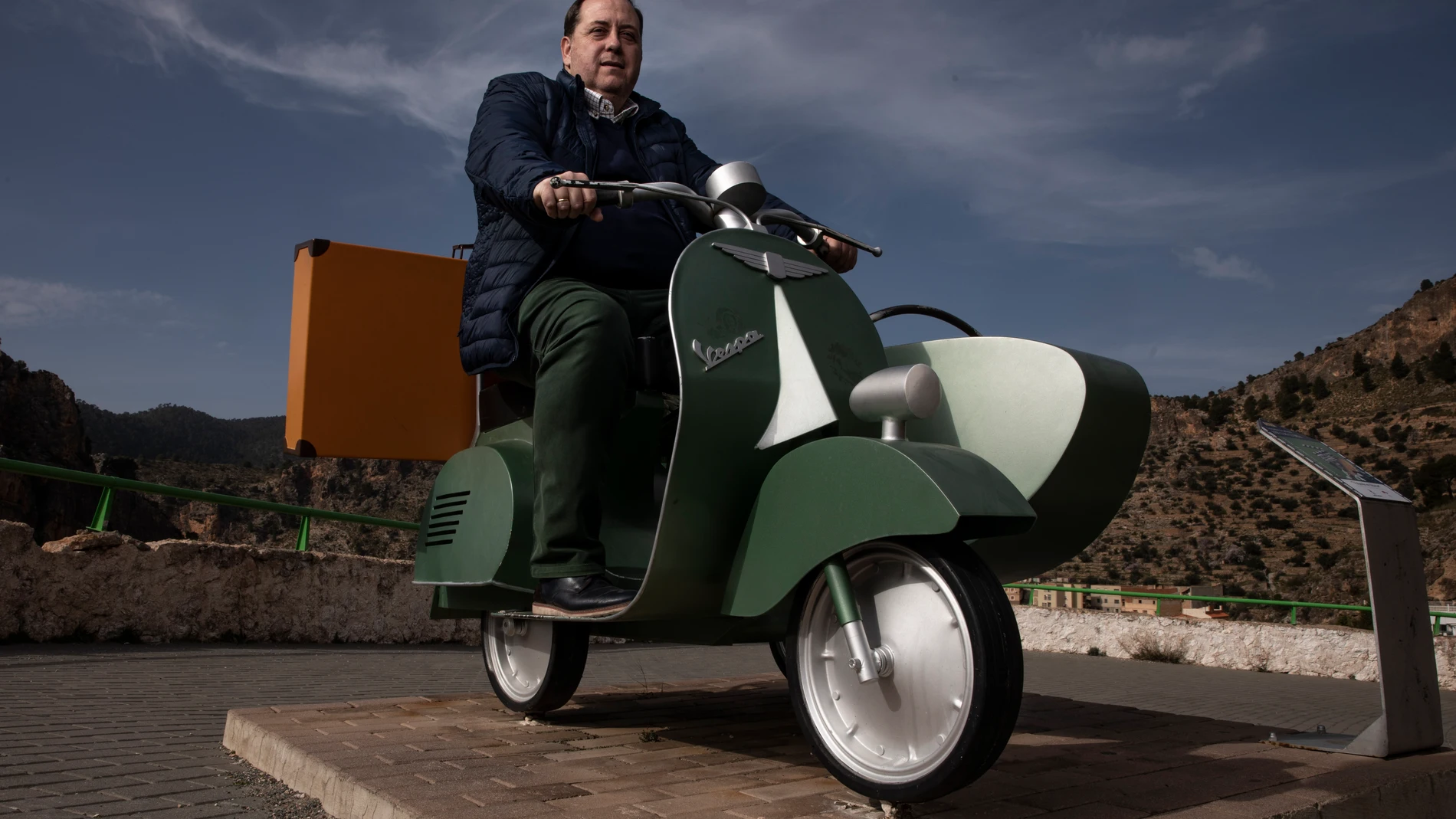 Juan Ángel Martínez, alcalde de Aýna desde junio de 2019, posa en uno de los rincones del pueblo dedicados a «Amanece, que no es poco»