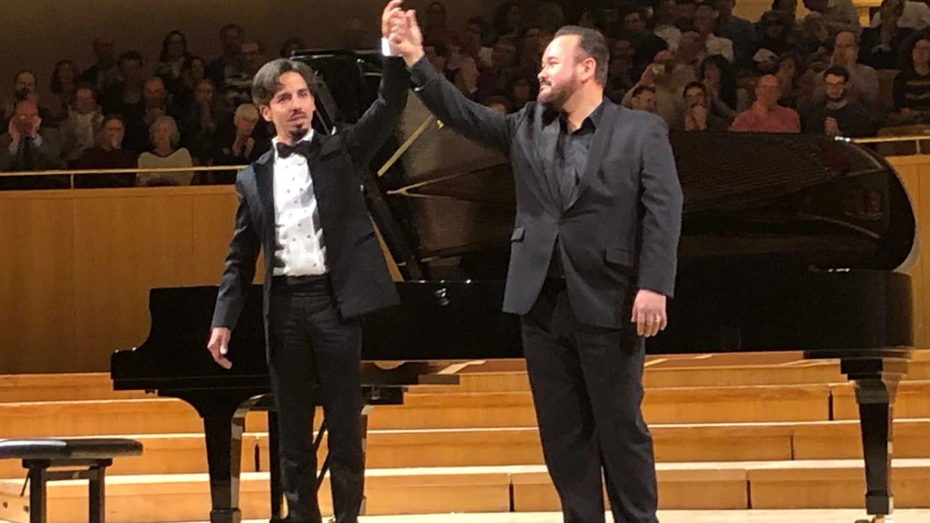 Ángel Rodríguez (izda.) y Javier Camarena saludando al público después de su actuación del sábado