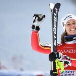 Viktoria Rebensburg de Alemania celebra después de ganar la carrera femenina de descenso en la Copa del Mundo de Esquí Alpino de la FIS en Garmisch-Partenkirchen, Alemania