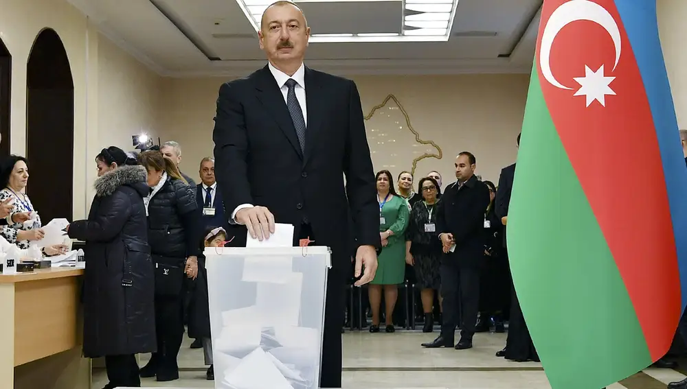 Ilham Aliyev, presidente de Azerbaiyán, en el momento de votar este domingo en las legislativas de su país