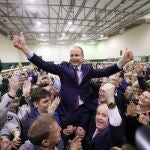Micheál Martin, líder de Fianna Fáil, celebra la victoria en las elecciones generales de la República de Irlanda. Yui Mok/PA Wire/dpa