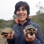 La ambientóloga de la Universidad Miguel Hernández Eva Graciá posa con una pareja de Tortuga Mora (Testudo Graeca)