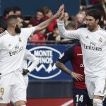 El defensor del Real Madrid Sergio Ramos con Karim Benzema