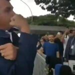 Jair Bolsonaro hace un corte de mangas a los periodistas
