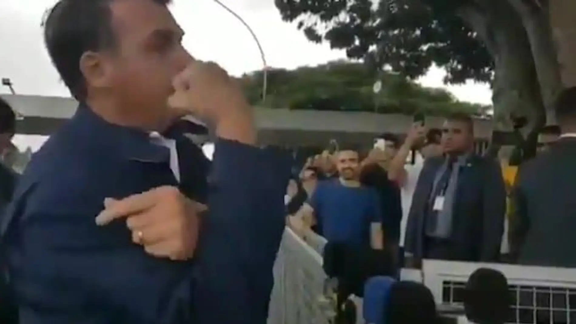 Jair Bolsonaro hace un corte de mangas a los periodistas