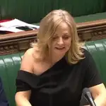  Decoro o machismo: censura a una diputada británica por enseñar el hombro en el parlamento