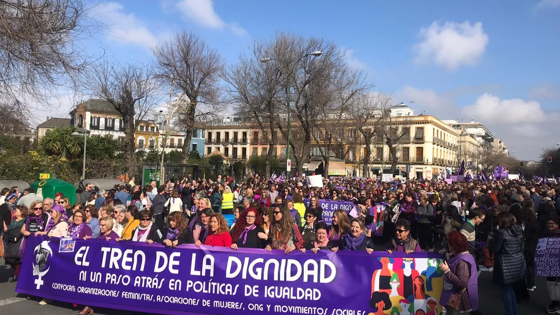 La manifestación contra el reparto de ayudas del IAM congrega a miles de mujeres, que enviarán una carta a Juanma Moreno