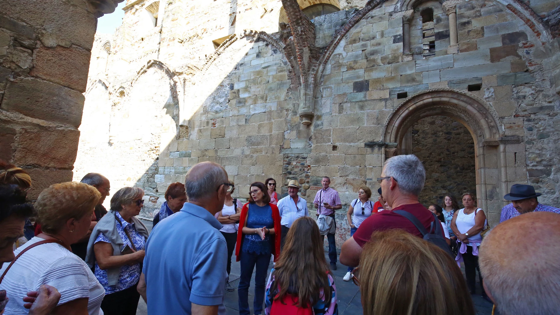 Un grupo de turistas durante su visita al Monasterio de Santa María de Carracedo (León)