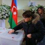 Una mujer vota en un colegio electoral durante las elecciones parlamentarias en Bakú, Azerbaiyán, el 09 de febrero de 2020