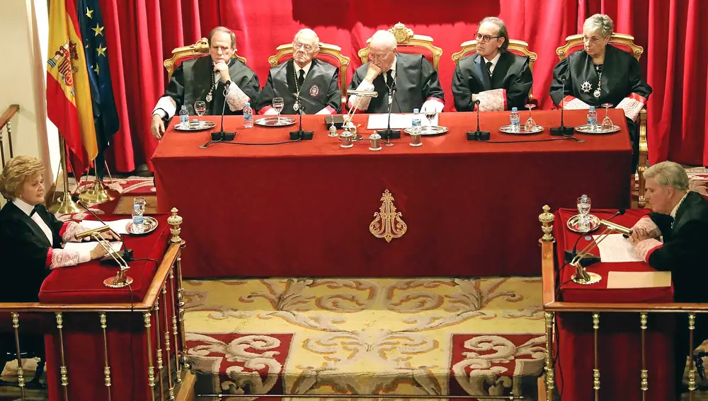 En la mesa presidencial, de izquierda a derecha, Luis Cazorla, Rafael Navarro-Valls, Manuel Pizarro, Antonio Pau y Encarnación Roca. En primer plano, a la izquierda, Silvia Díaz Alabart y, a la derecha, Ramón López Vilas