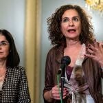 Las ministras de Hacienda y de Política Territorial, María Jesús Montero (d) y Carolina Darias (i) durante la rueda de prensa tras el pleno de la Comisión Nacional de Administración Local en el Ministerio de Política Territorial y Función Pública