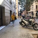 Motos aparcadas en la acera en una calle del barrio de la Vila de GràciaEUROPA PRESS10/02/2020