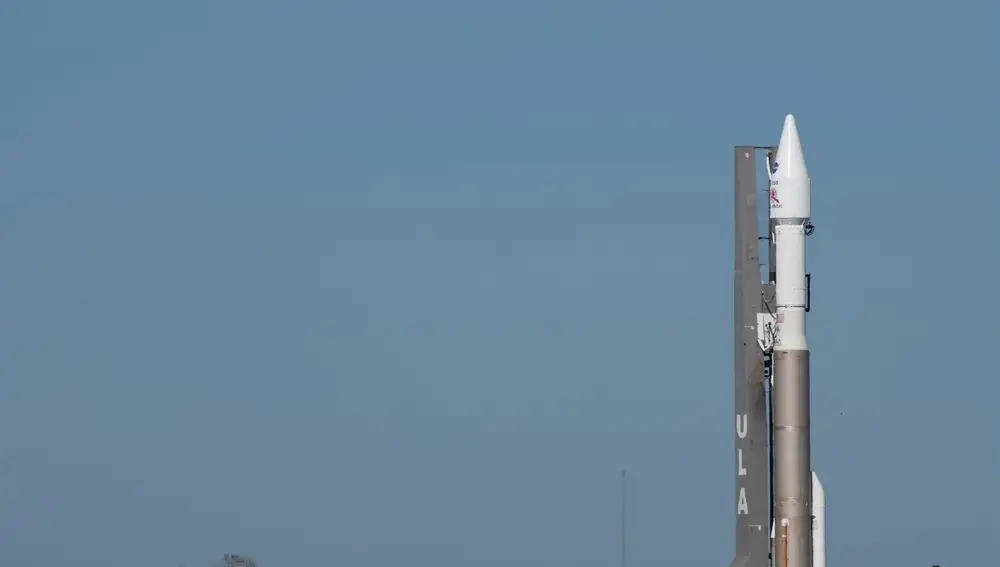 El cohete Atlas V de NASA dentro del que viaja la sonda Solar Orbiter, listo para su lanzamiento desde Cabo Cañaveral