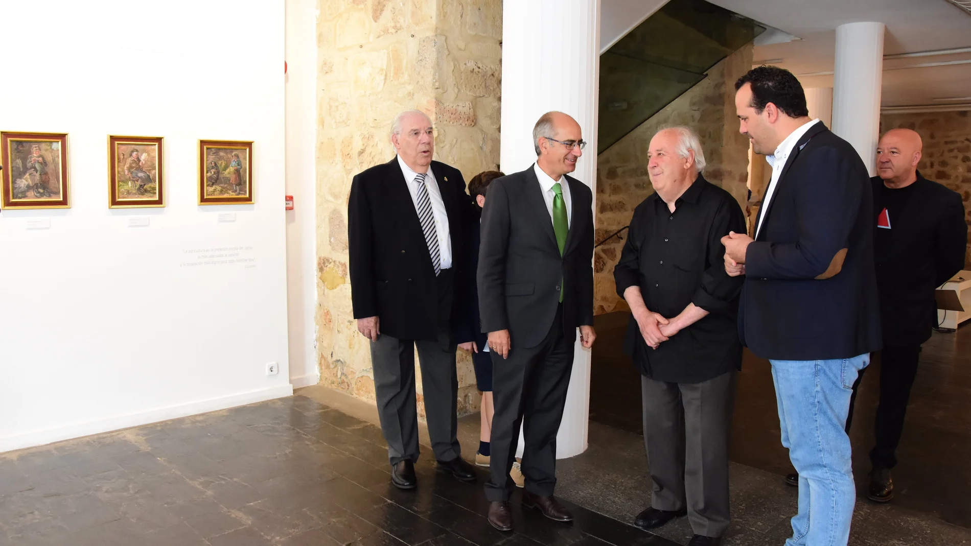 Enrique Seco San Esteban junto al presidente de la Diputación de Salamanca, Javier Iglesias, durante la inauguración de la muestra