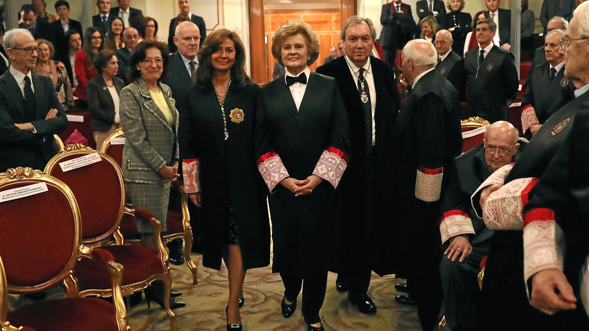 Silvia Díaz Alabart, acompañada por Ana María Orellana Cano y José Manuel Otero Lastres, durante el acto académico