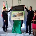 El presidente de la Junta, Juanma Moreno, presentó con el delegado territorial de ONCE en Andalucía, Cristóbal Martínez Fernández, el cupón del 28F