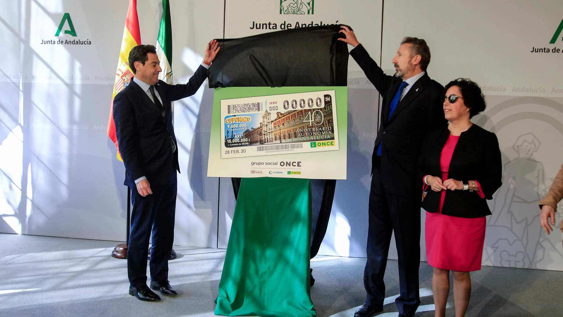 El presidente de la Junta, Juanma Moreno, presentó con el delegado territorial de ONCE en Andalucía, Cristóbal Martínez Fernández, el cupón del 28F