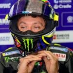 Valentino Rossi se ajusta el casco durante los últimos test de pretemporada en Sepang08/02/2020 ONLY FOR USE IN SPAIN