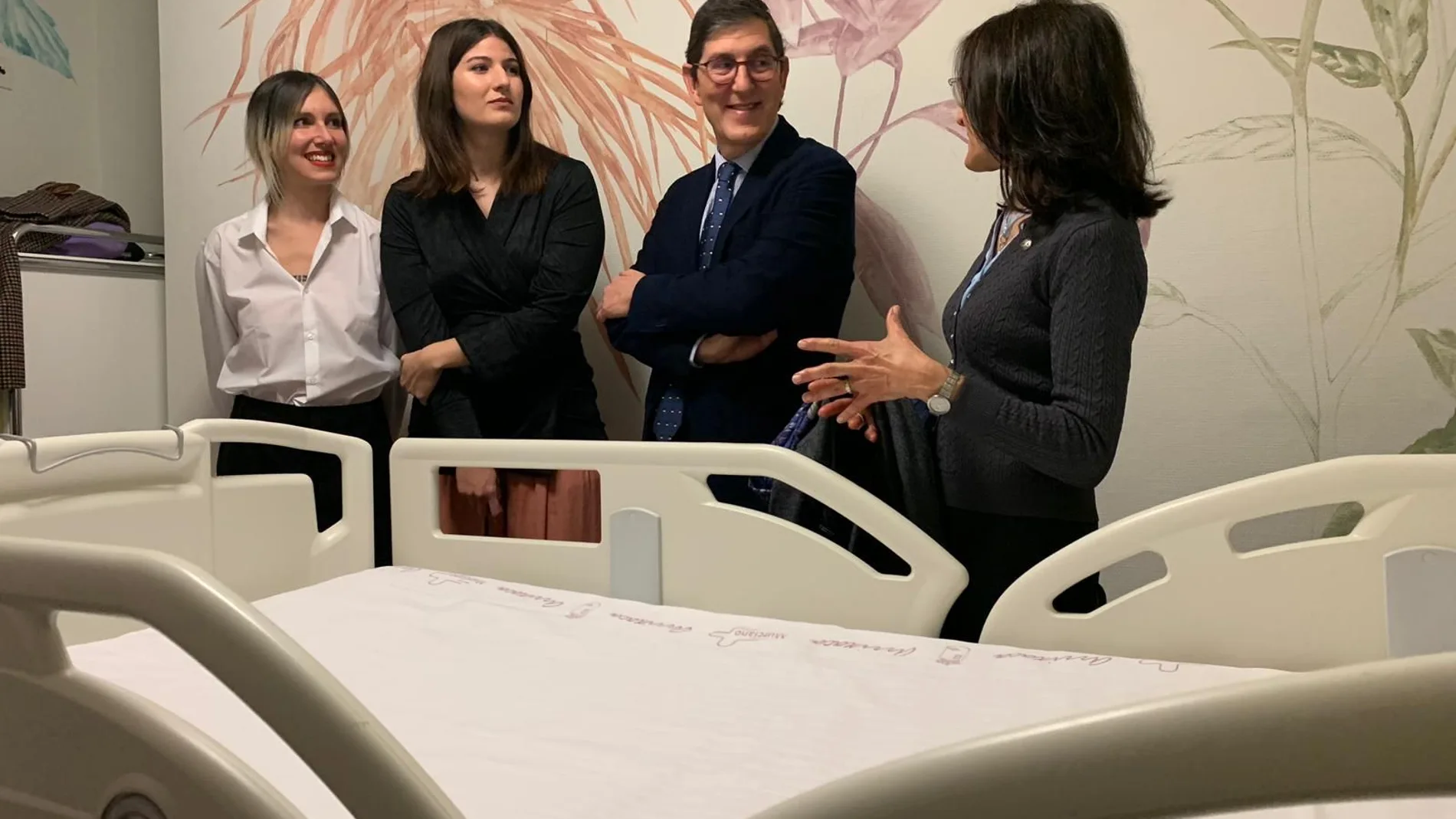 El consejero de Salud, Manuel Villegas, visitó las salas de braquiterapia del hospital Virgen de la Arrixaca, decoradas por alumnos de la Universidad de Murcia