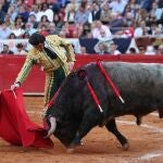 El torero Morante de la Puebla lidia a su toro en una Plaza de Toros de México