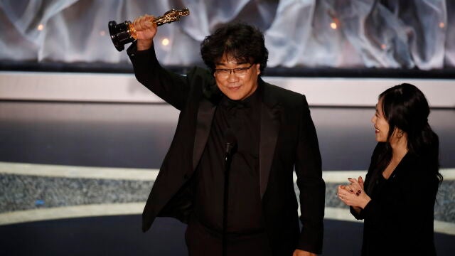 Hollywood (United States), 09/02/2020.- Bong Joon Ho accepts the Oscar for Best International Feature Film for 'Parasite' during the 92nd annual Academy Awards ceremony at the Dolby Theatre in Hollywood, California, USA, 09 February 2020. The Oscars are presented for outstanding individual or collective efforts in filmmaking in 24 categories. (Estados Unidos) EFE/EPA/ETIENNE LAURENT
