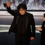 Hollywood (United States), 09/02/2020.- Bong Joon Ho accepts the Oscar for Best International Feature Film for &#39;Parasite&#39; during the 92nd annual Academy Awards ceremony at the Dolby Theatre in Hollywood, California, USA, 09 February 2020. The Oscars are presented for outstanding individual or collective efforts in filmmaking in 24 categories. (Estados Unidos) EFE/EPA/ETIENNE LAURENT