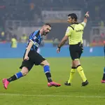Brozovic celebra el primer gol del Inter en el derbi de Milán
