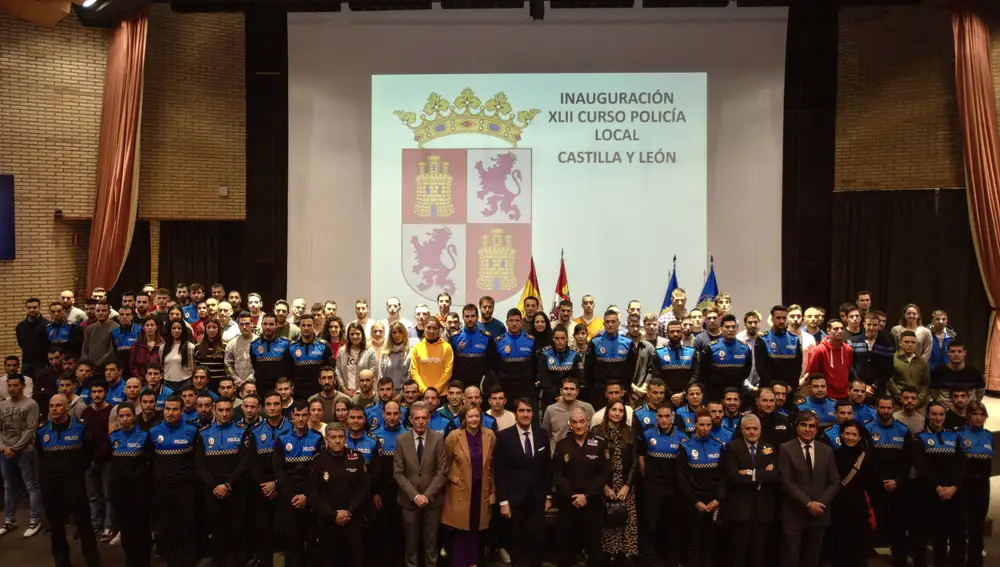 Foto de familia del consejero de Fomento y Medio Ambiente, Juan Carlos Suárez-Quiñones, con los agentes al inaugurar el 42 curso de Policía Local en la Escuela de Policía de Ávila
