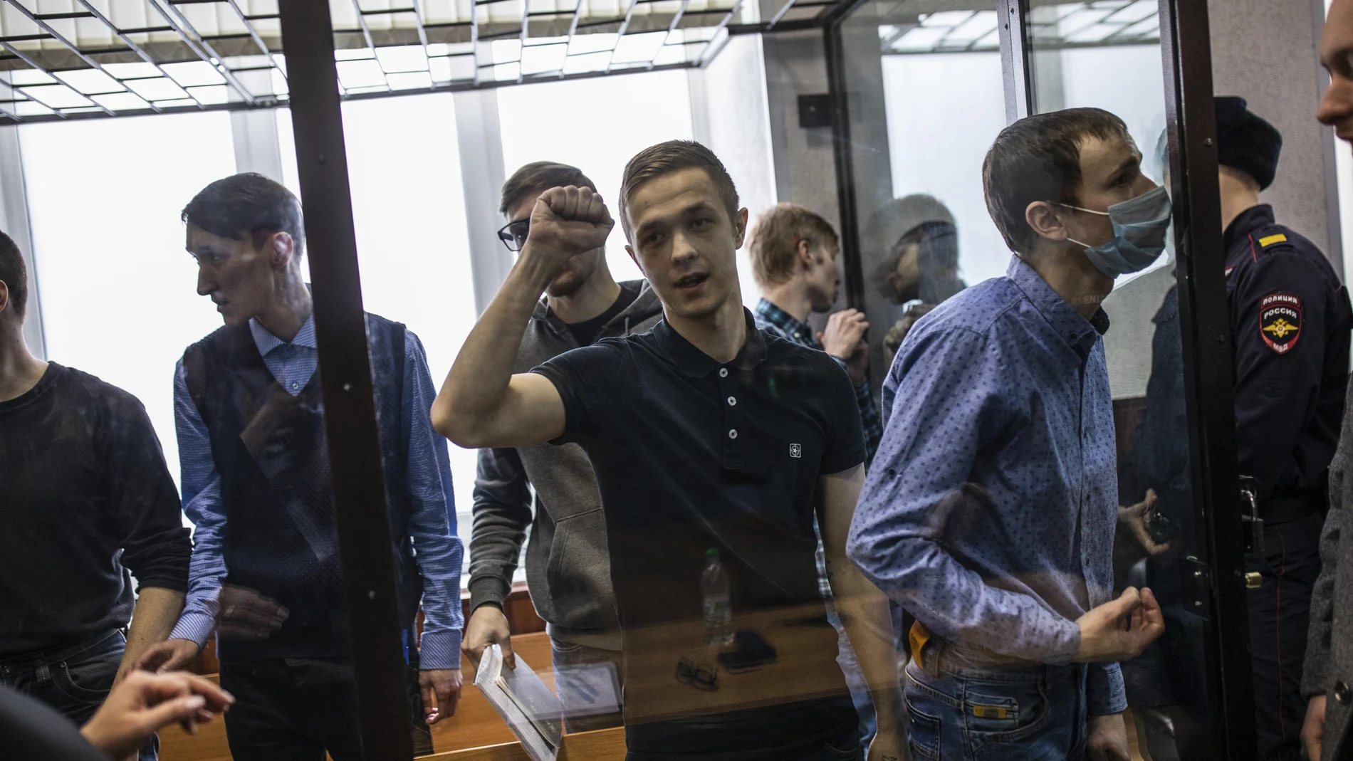 Los miembros del grupo de extrema izquierda Set (La Red), durante el juicio en Penza (Rusia)/AP