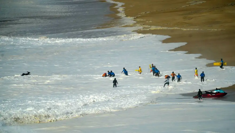 El cuerpo de Alex Botelho fue zarandeado por las olas hasta que fue devuelto a la playa