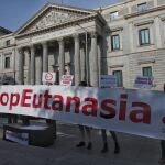 Varias personas de la organzación `Derecho a Vivir´ se concentraron en febrero frente al Congreso´ para protestar en contra de la despenalización de la eutanasia,