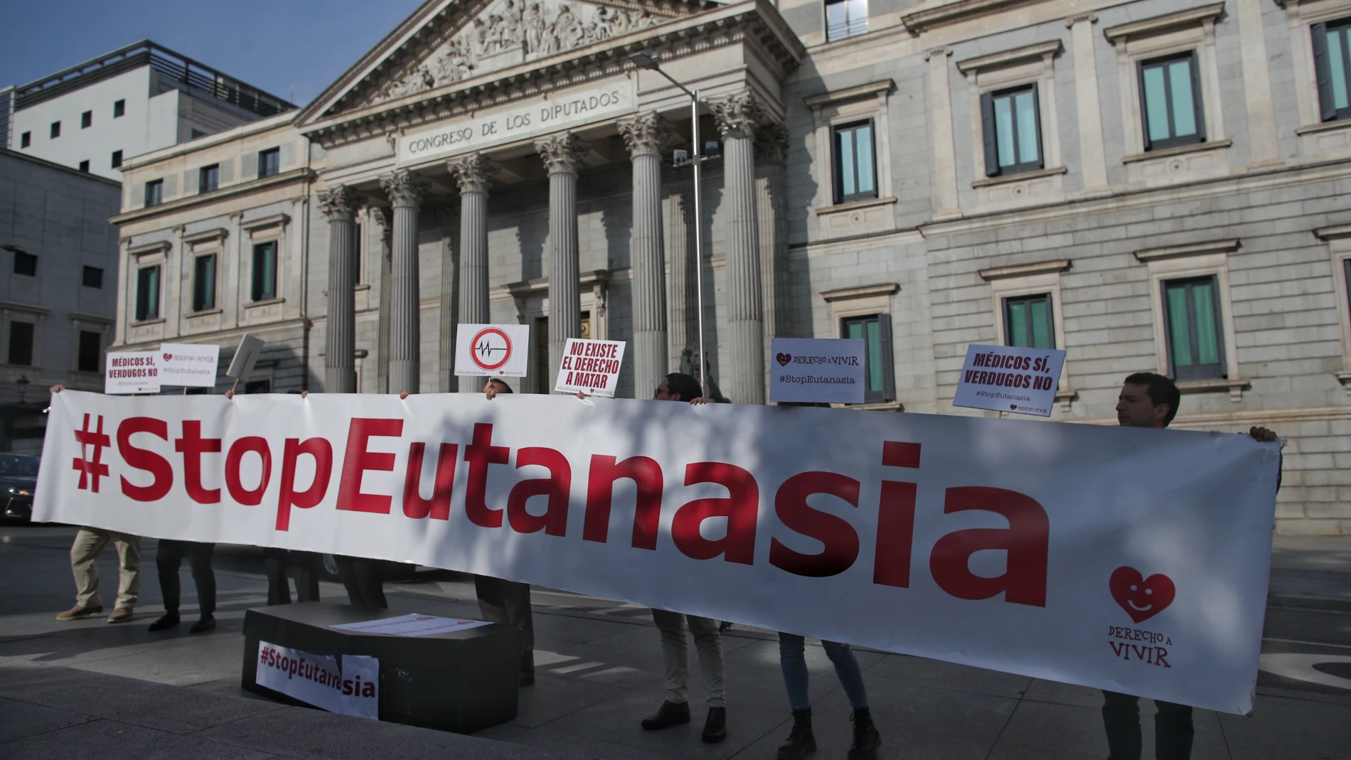 Concentración en contra de la despenalización de la eutanasia frente al Congreso de los Diputados