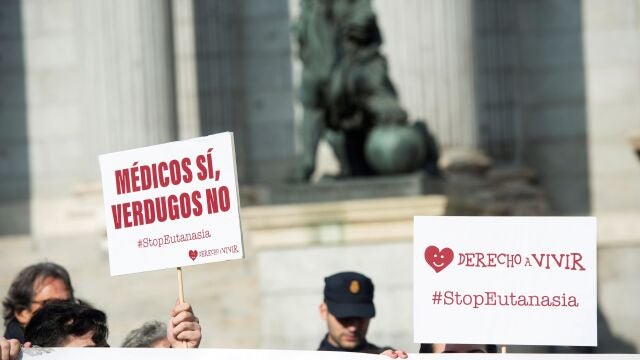 Vista de la protesta organizada por la plataforma Derecho a vivir, bajo el lema "#StopEutanasia", este martes frente al Congreso de los Diputados. EFE/ Luca Piergiovanni