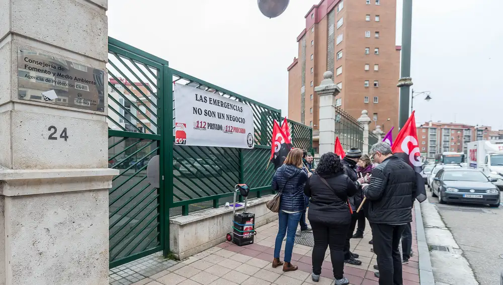 Concentración del sindicato CNT a las puertas del Servicio de Emergencias de Castilla y León (112), en Valladolid