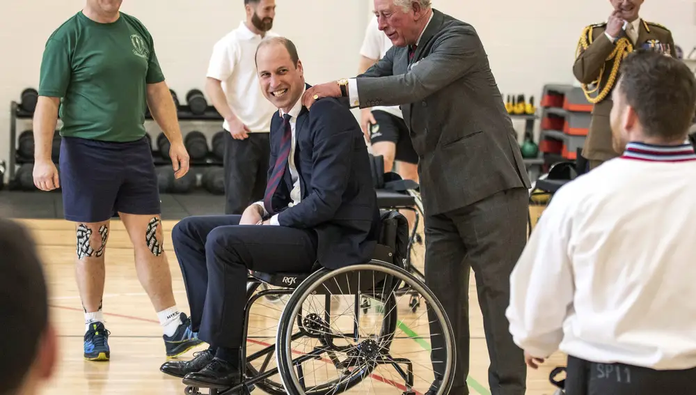 El príncipe Carlos ajunto a su hijo William, que jugó al baloncesto en silla de ruedas junto a pacientes del centro
