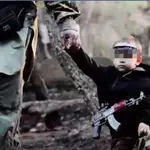  Un niño de corta edad, armado con un fusil, es utilizado para difundir proclamas yihadistas 