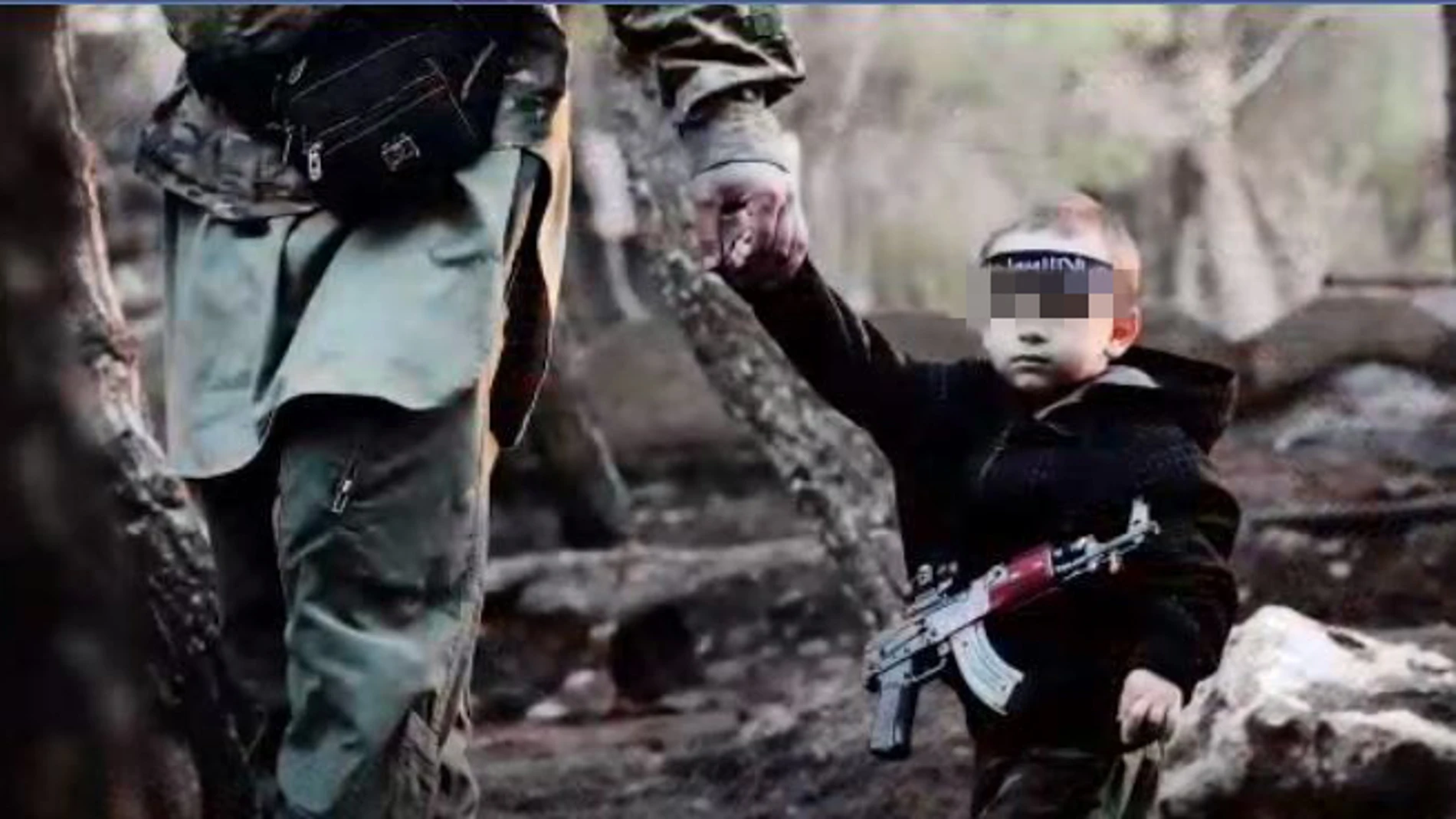 En el vídeo aparece un niño de corta edad armado con un fusil